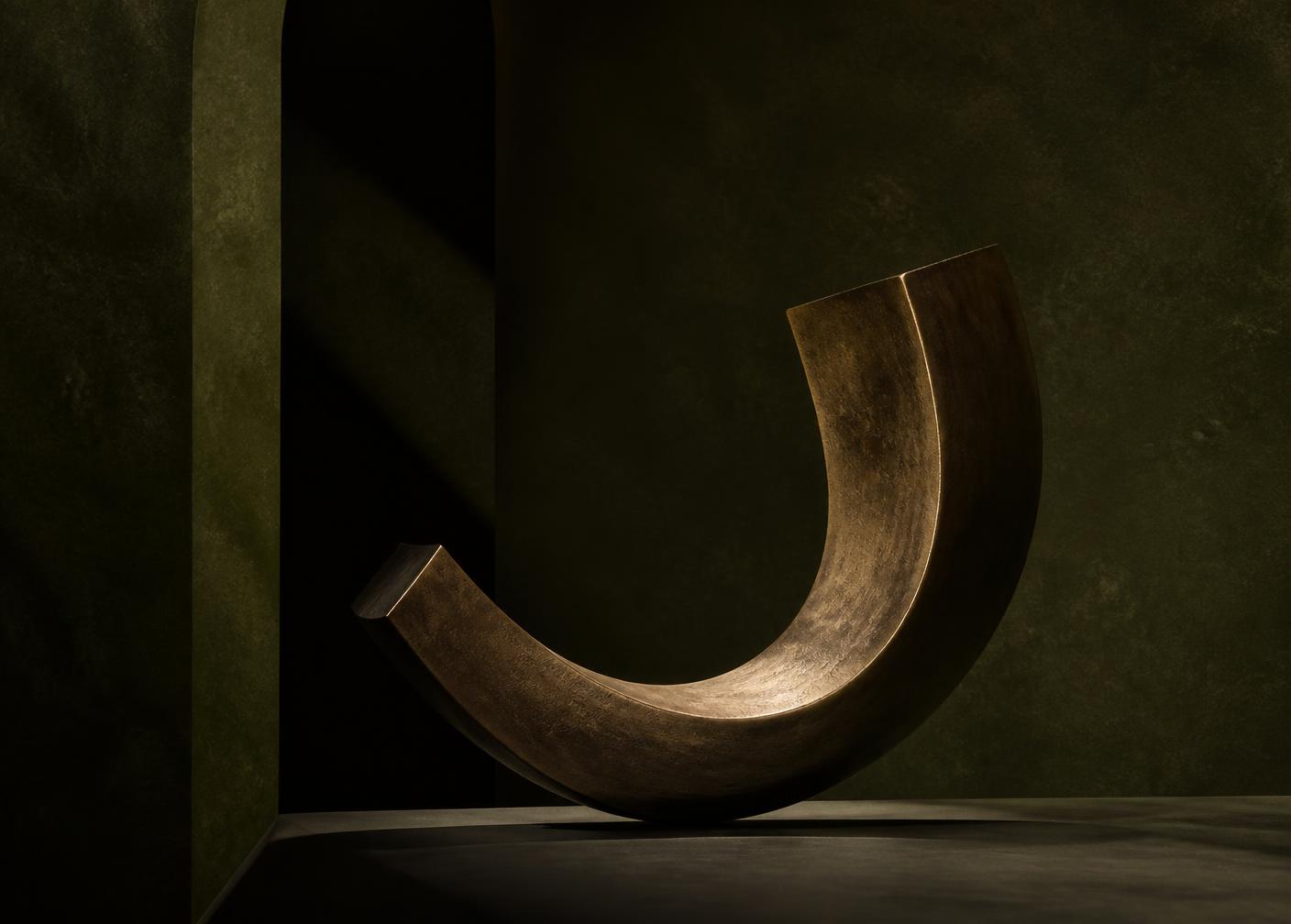 Forma escultórica em bronze, imagem editorial do Patrimônio Interior